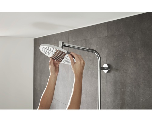 Installation einer Duschkopfbrause im Badezimmer.