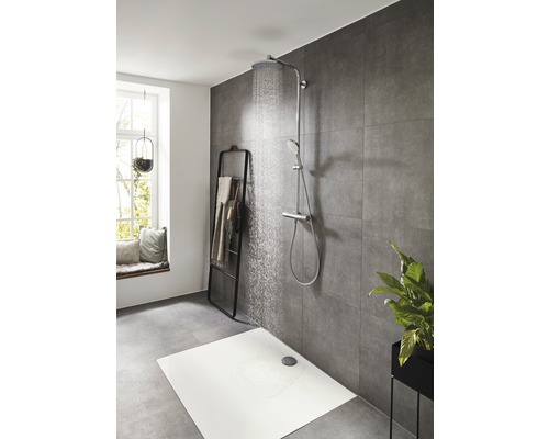 Duschszene mit Duschwanne, Duscharmatur und Handtuchhalter im Badezimmer