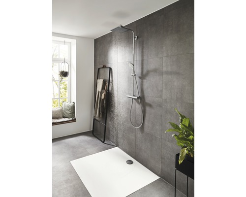 Modernes Badezimmer mit ebenerdiger Dusche, Handtuchhalter und Pflanze