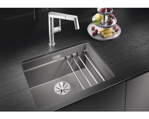 Küchenspüle mit Abtropfgestell und Armatur auf einer Küchentheke