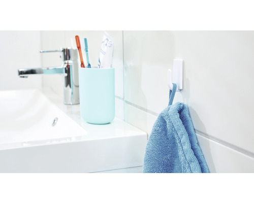 Badezimmer mit Waschbecken, Zahnbürstenhalter und Handtuchhaken