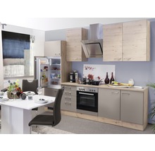 Komplette Küche mit Kühlschrank, Spüle, Herd, Backofen und Dunstabzugshaube in einer hellen, organisierten Küchenumgebung.