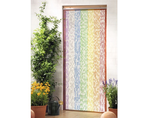 Raumdekoration mit Perlenvorhang im Regenbogenfarbdesign vor einer Terrassentür