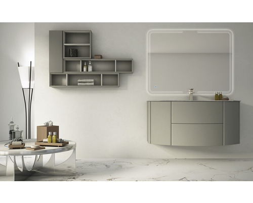 Modernes Badezimmer mit Waschtischunterschrank, beleuchtetem Spiegel und Regalen