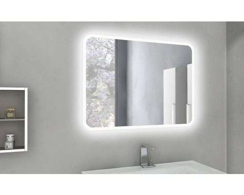 Badezimmer mit beleuchtetem Spiegel und Waschtisch