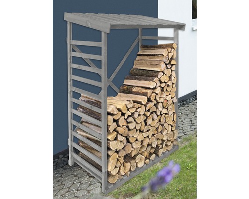 Holzlager aus Holz gefüllt mit Brennholz
