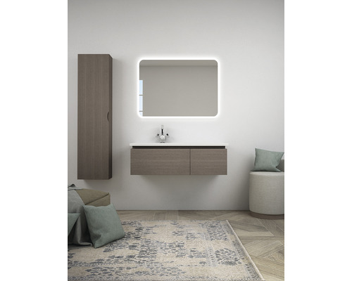 Badezimmer mit Waschtisch, Spiegel mit Beleuchtung und Hochschrank