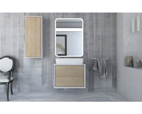 Badezimmer mit Waschtisch, beleuchtetem Spiegel und Wandschrank