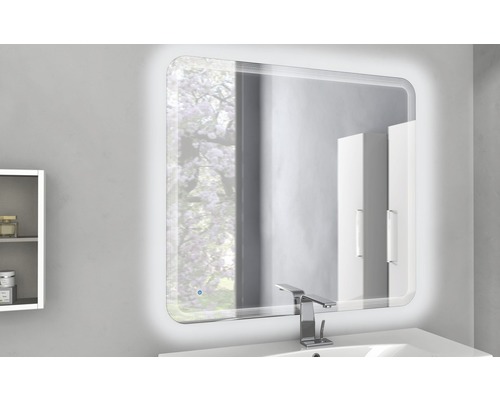 Beleuchteter Badezimmerspiegel über einem Waschbecken mit Armatur in einem Badezimmer.