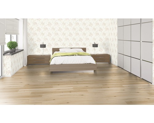 Schlafzimmer mit floraler Tapete, Bett, Nachttischen, Lampen und Schrank