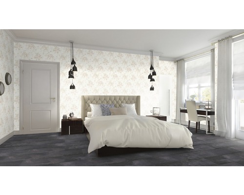 Helles Schlafzimmer mit Doppelbett, Nachttischen und floraler Tapete.