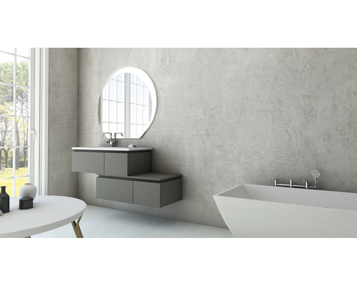 Helles Badezimmer mit Waschtisch, Spiegel, Badewanne und Tisch