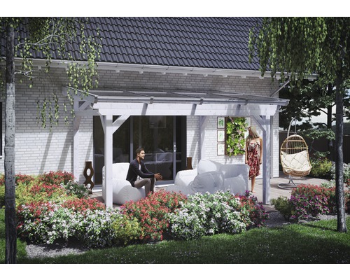 Terrasse mit Holzüberdachung, Sitzmöbeln und bepflanzter Wand im Garten.