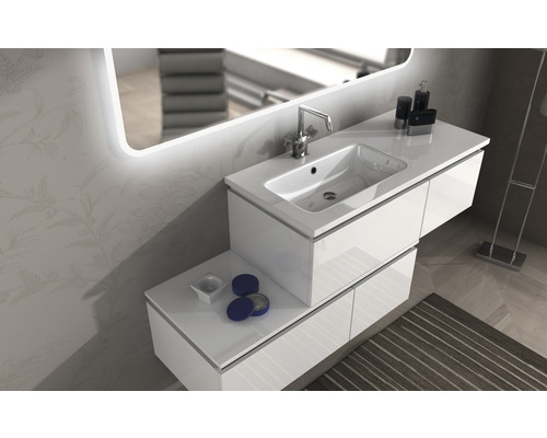 Modernes Badezimmer mit weißem Waschtischunterschrank und beleuchtetem Spiegel