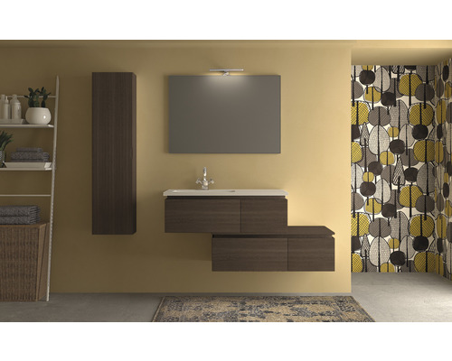 Badezimmer mit Waschtisch, Spiegel, Hängeschrank und Regal