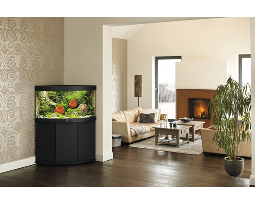Wohnzimmer mit Eckaquarium auf Unterschrank, Sofa, Couchtischen und Kamin