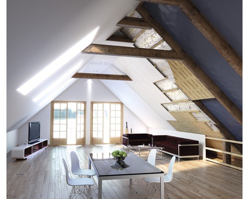 Heller Dachausbau mit Dachfenstern, Dämmung und Holzbalken in einem Wohnraum mit Möbeln