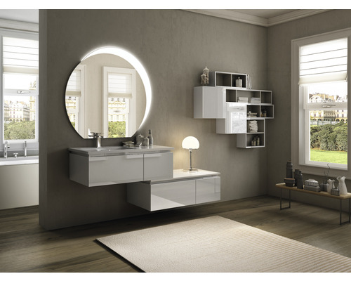 Modernes Badezimmer mit Waschtisch, Spiegel mit Beleuchtung und Regalen