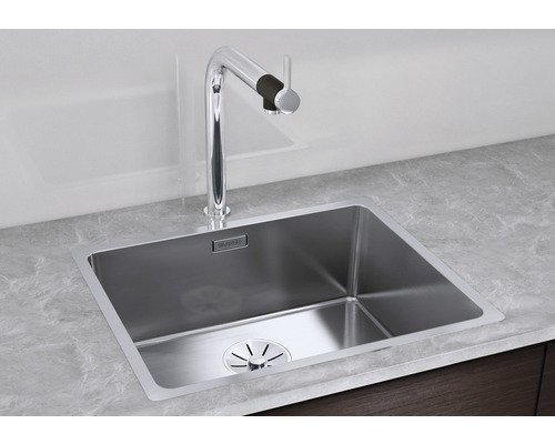 Spüle aus Edelstahl mit Armatur