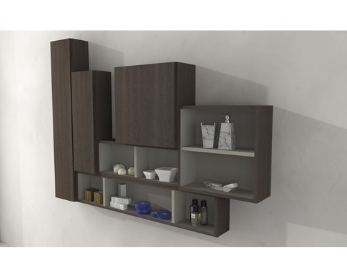 Wandregal mit mehreren Fächern zur Aufbewahrung von Badutensilien.