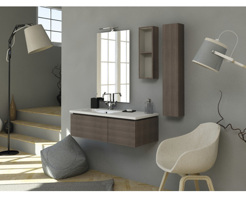 Modernes Badezimmer mit Waschtisch, Spiegel, Hocker und Beleuchtung für eine helle und organisierte Atmosphäre.