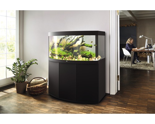 Eingerichtetes Aquarium mit Unterschrank im Wohnzimmer.