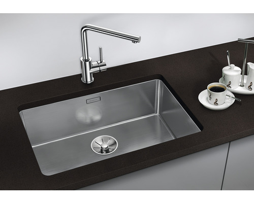 Edelstahlspüle mit Armatur und Spülbecken auf einer Arbeitsplatte