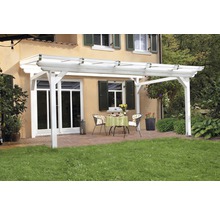 Weiße Holzpergola mit Sitzgruppe auf einer Terrasse
