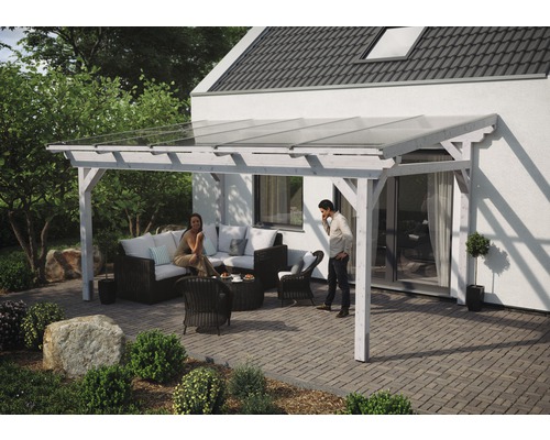 Überdachte Terrasse mit Holzbalken, Glasdach und Sitzgruppe im Garten.