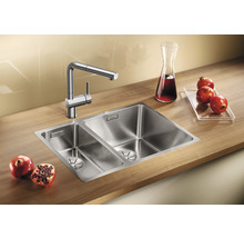 Spüle mit zwei Becken und Armatur auf einer Arbeitsplatte