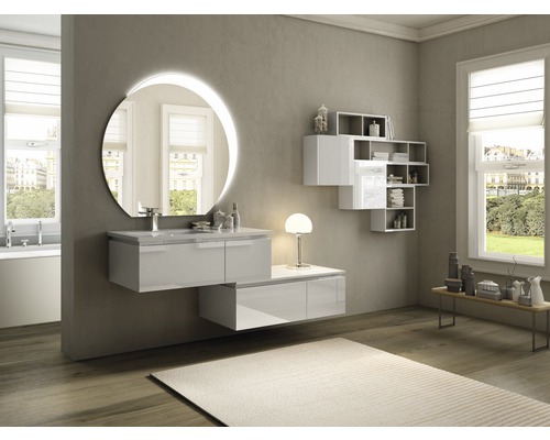Modernes Badezimmer mit Waschtisch, Spiegel mit Beleuchtung und Wandregal