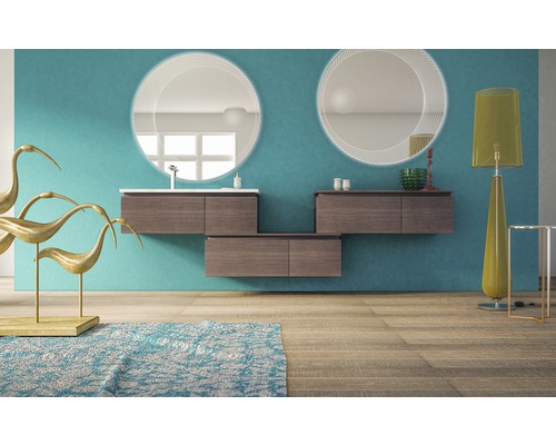 Badezimmer mit Waschtisch, Spiegeln, Bodenlampe und Dekoration