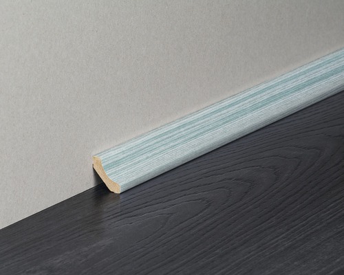 Sockelleiste aus Holzwerkstoff mit Dekorfolie an einer Wand