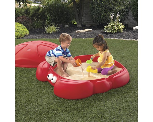 Kindersandkasten in Krabbenform mit zwei Kindern, die mit Sandspielzeug spielen