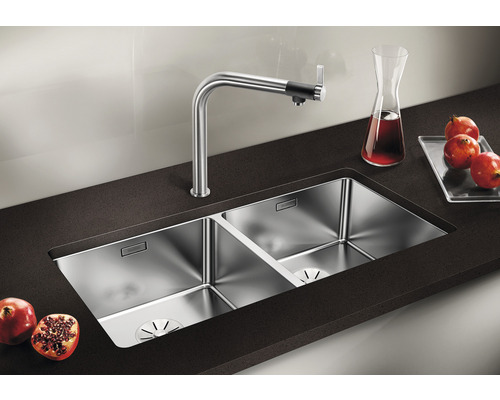 Doppelspülbecken aus Edelstahl mit Armatur auf einer dunklen Arbeitsplatte