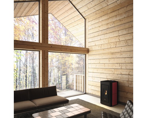 Wohnzimmer mit Holzvertäfelung, großem Fenster und Pelletofen