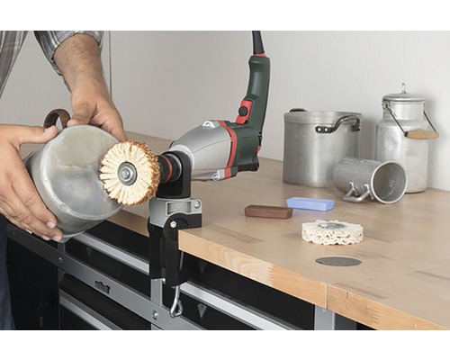 Poliermaschine mit Werkstück und Zubehör auf einer Werkbank