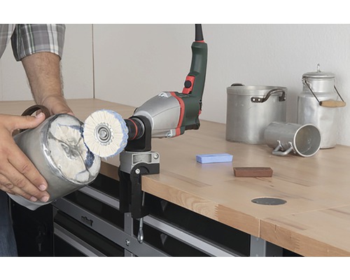 Poliermaschine mit Werkstück auf einer Werkbank