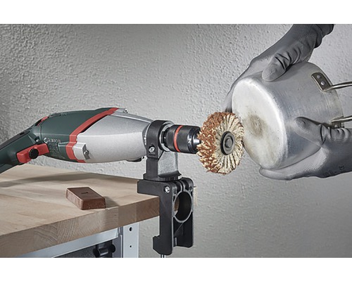 Elektrowerkzeug mit montierter Bürste bearbeitet einen Topf.