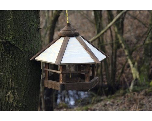 Hängendes Vogelhaus aus Holz am Baum
