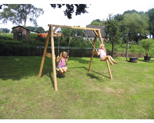 Holzschaukel mit zwei Kindern im Garten