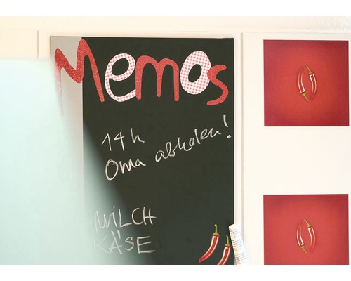 Memoboard mit Kreidebeschriftung und Kühlschrankmagneten