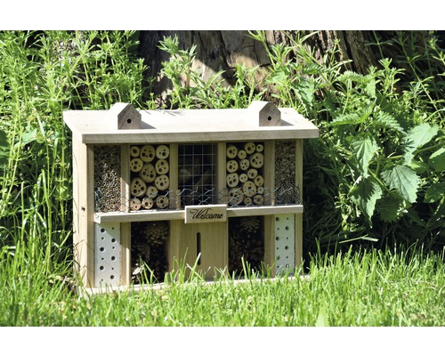 Insektenhotel aus Holz mit verschiedenen Füllmaterialien im Garten