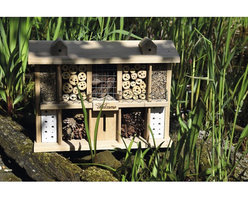 Insektenhotel aus Holz mit verschiedenen Füllmaterialien zur Förderung der Artenvielfalt im Garten