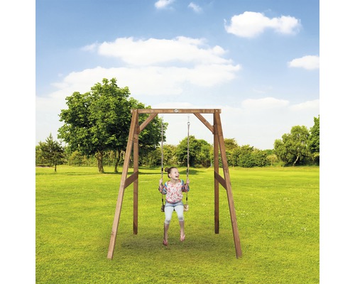 Holzschaukelgerüst mit Kind auf Rasenfläche