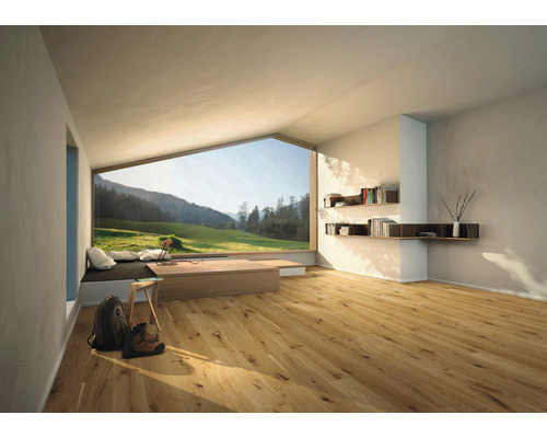 Heller Raum mit Holzboden, großem Fenster mit Blick auf eine grüne Landschaft, Regalen und minimalistischer Einrichtung