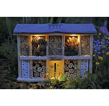 Insektenhotel mit Solarpanel und verschiedenen Füllmaterialien