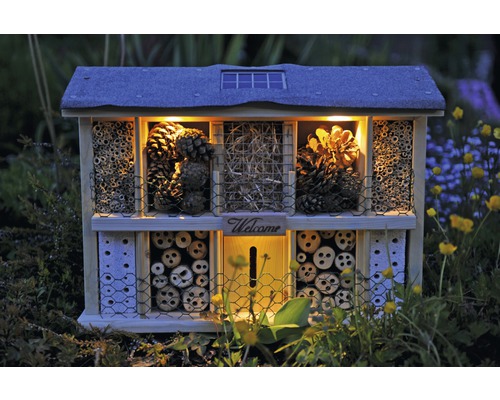 Insektenhotel mit Solarpanel und verschiedenen Füllmaterialien