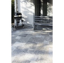 Außenbereich mit Grill, Sitzbank und Natursteinplatten