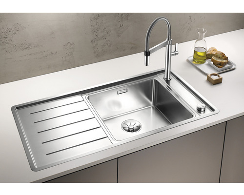 Edelstahlspüle mit Abtropffläche und Küchenarmatur